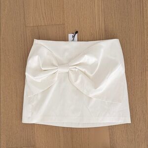 Dynamite bow mini skirt